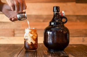 Lee más sobre el artículo ¿Quieres un café helado suave, de baja acidez y bajo amargor? Prepárate un Cold brew en casa y a tu gusto